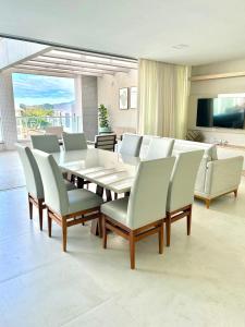 a dining room with a table and chairs at Linda Cobertura duplex- 306 Bayside in Bombinhas