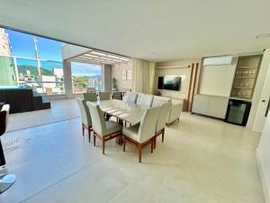 a dining room with a table and chairs at Linda Cobertura duplex- 306 Bayside in Bombinhas