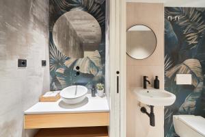 La salle de bains est pourvue d'un lavabo et d'un miroir. dans l'établissement Hostal Sol y Miel, à Benalmádena