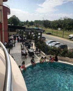 un grupo de niños jugando en una piscina en un hotel en Imperial Hotel, en Ulcinj