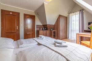 Posteľ alebo postele v izbe v ubytovaní Willa Serafin-basen, sauny i jacuzzi