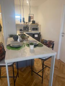 Kuchyňa alebo kuchynka v ubytovaní Apartments Nikval