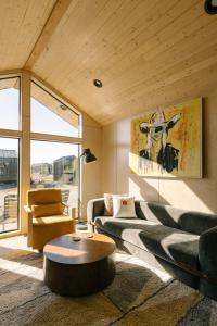 ein Wohnzimmer mit einem Sofa und einem Couchtisch in der Unterkunft Yellowstone Peaks Hotel in Island Park