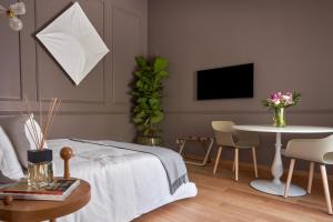 Televízia a/alebo spoločenská miestnosť v ubytovaní REGO APARTMENTS - Boutique Aparthotel & Serenity Spa with some off-site apartments in the Heart of Bergamo City Center