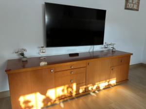 A television and/or entertainment centre at Villa El Hogar