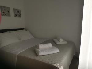 Postel nebo postele na pokoji v ubytování Alana apartment