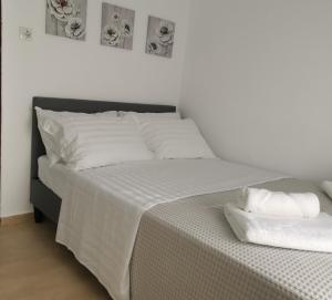 Postel nebo postele na pokoji v ubytování Alana apartment