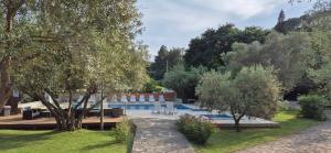 Bazén v ubytování Hotel Carmen nebo v jeho okolí