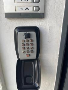 un teléfono público está pegado a una pared en CA LIDIA -Allotjament Rural EL BALCONET, en Benimantell