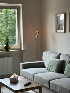 un soggiorno con un divano e una finestra di Ferienwohnung Mia a Niestetal