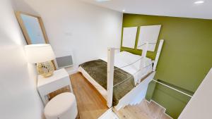 a small room with a bunk bed and a toilet at CHAL4 Duplex chaleureux à 200m du Capitole in Toulouse