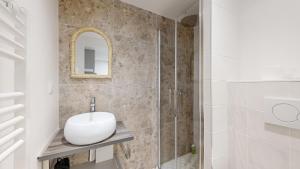 a bathroom with a sink and a shower at CHAL4 Duplex chaleureux à 200m du Capitole in Toulouse