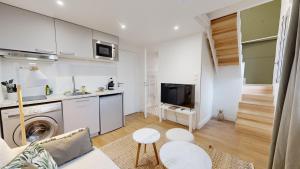 a white apartment with a kitchen and a living room at CHAL4 Duplex chaleureux à 200m du Capitole in Toulouse