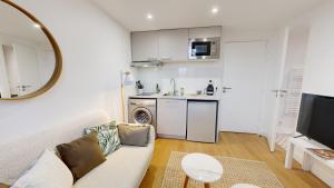 a living room with a couch and a kitchen at CHAL4 Duplex chaleureux à 200m du Capitole in Toulouse +13 photos