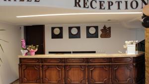 une cuisine avec un comptoir avec des horloges murales dans l'établissement Хотел Хилез Hotel Hilez, à Tryavna