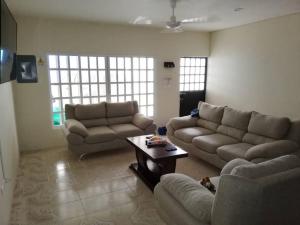 カンクンにあるCasa HS Cancúnのソファ2つとコーヒーテーブルのあるリビングルーム