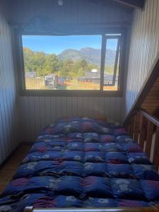 เตียงในห้องที่ Cómoda cabaña con hermosa vista