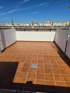 Blick auf einen Fliesenboden auf einem Dach in der Unterkunft Apartamento Calle Calvario in Rota