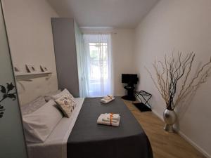 a bedroom with a bed with two towels on it at Domus 95 in Rome