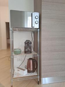 a kitchen cart with a microwave and a tea kettle at Domus 95 in Rome +10 photos