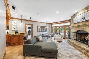salon z kanapą i kominkiem w obiekcie Ski-in Ski-out 1 BRDen in exclusive Horizon Pass condo w mieście Avon