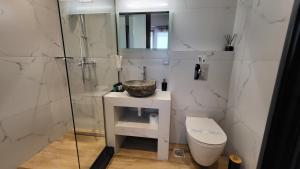 Koupelna v ubytování Mykonos Double Luxury Mini Suites-With External Hot spa Adults only