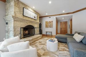 salon z dużym kamiennym kominkiem w obiekcie Ski-in Ski-out 1 BRDen in exclusive Horizon Pass condo w mieście Avon