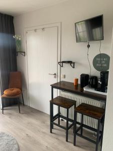 a room with a desk and a table and a chair at B&B slapen in de veenhoop in De Veenhoop