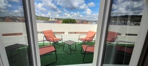 mit Blick auf einen Balkon mit einem Tisch und Stühlen in der Unterkunft Hotel de Champagne in Épernay