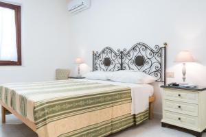 法維尼亞納的住宿－COLOMBO UPPER HOUSE，一间卧室配有一张大床和一个带四柱床的床头柜。