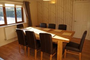 una sala conferenze con tavolo e sedie in legno di Forest View Holiday Park a Burscough