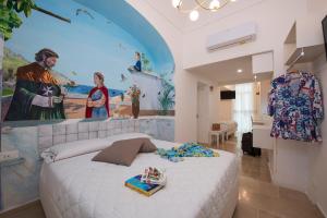 1 dormitorio con 1 cama grande y una pintura en la pared en Hotel Antica Repubblica in Amalfi center at 100mt from the sea with payment parking, en Amalfi