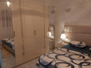 ein Schlafzimmer mit einem Bett und einem großen Schrank in der Unterkunft Villa LELLA HADHERYA in Taguermess + 11 Fotos