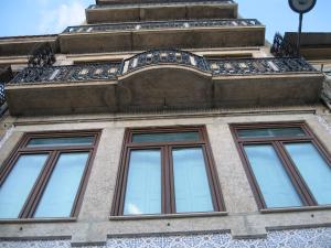 d'un bâtiment avec quatre fenêtres sur son côté dans l'établissement Pinho Apartments, Studios and Rooms, à Porto