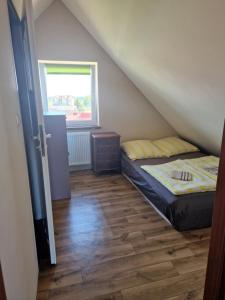 Łóżko lub łóżka w pokoju w obiekcie Pokoje i Apartamenty u Anny