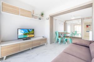 Telewizja i/lub zestaw kina domowego w obiekcie Albatros 12-8 Sea Views Levante Beach