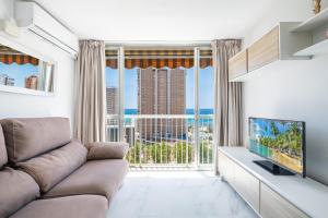 Telewizja i/lub zestaw kina domowego w obiekcie Albatros 12-8 Sea Views Levante Beach