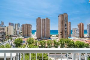 widok na miasto z wysokimi budynkami i ocean w obiekcie Albatros 12-8 Sea Views Levante Beach w mieście Benidorm