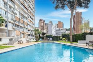 basen w środku budynku w obiekcie Albatros 12-8 Sea Views Levante Beach w mieście Benidorm