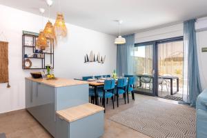 eine Küche und ein Esszimmer mit einem Tisch und Stühlen in der Unterkunft Villa Navy Lemon in Vodice