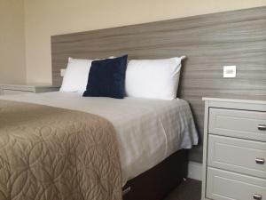 Postel nebo postele na pokoji v ubytování Cullen Bay Hotel