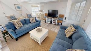 Una televisión o centro de entretenimiento en 1603 Lovell Avenue Upper by Tybee Vacation Rentals