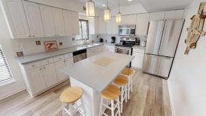 Una cocina o kitchenette en 1603 Lovell Avenue Upper by Tybee Vacation Rentals