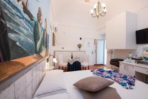 uma cozinha e uma sala de estar com uma mesa em Hotel Antica Repubblica in Amalfi center at 100mt from the sea with payment parking em Amalfi