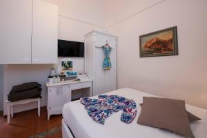 um quarto com uma cama, uma secretária e um computador em Hotel Antica Repubblica in Amalfi center at 100mt from the sea with payment parking em Amalfi