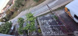 een bovenaanzicht van een hek met planten bij Apartman Nikolino in Sukošan