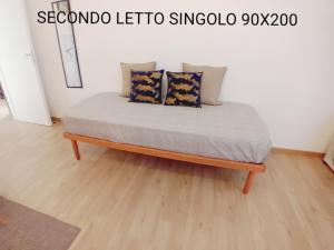 Bett mit Kissen darauf in einem Zimmer in der Unterkunft La Casa di Mimi' ( intero monolocale) in Legnano