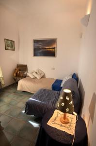 una habitación con 2 camas y una mesa con sombrero en Villa By The Beach, en SantʼAndrea