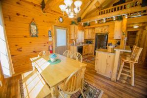a kitchen and dining room with a table in a cabin at Newton Creek Cabin in Hill City