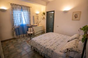 1 dormitorio con cama, tocador y espejo en Villa By The Beach, en SantʼAndrea